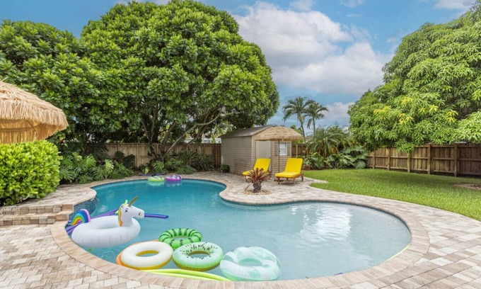 Olympia Heights House | Beach-Style Pool Family Stay Near Airport