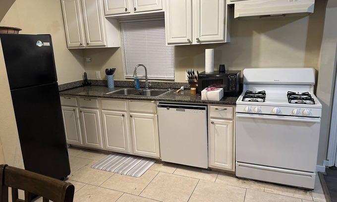 Texas City House | Beach vacation ready or Kemah Boardwalk. A walk to the Bay Street Park or Dike.