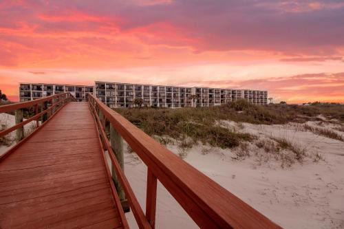 Crescent Beach Hotel | Beacher's Lodge