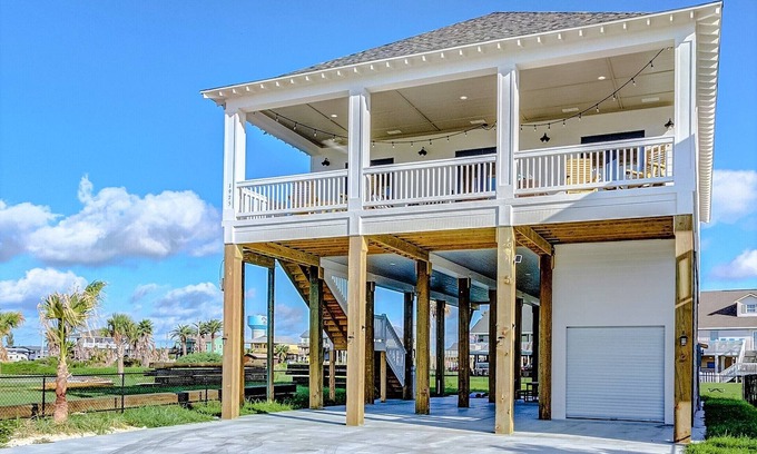 Crystal Beach House | Beaches&Dreams - HOT TUB - 5 Min Walk to Beach - Sleep 14