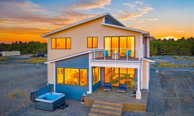 Cohassett Beach House | Beachfront 5BR Hot Tub + Games Sleeps 14 + Pet Friendly 2 Min to Beach