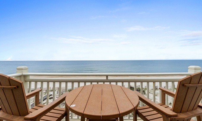 East End House | Beachfront 6-bedroom pet friendly home