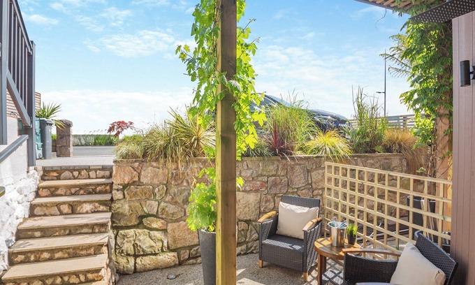 Colwyn Bay Cottage | Beachfront Apartment