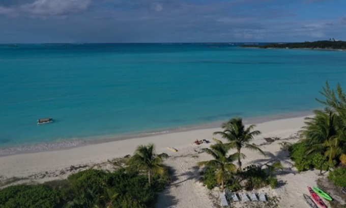 Great Exuma Apartment | BEACHFRONT APT- SPACIOUS KING or TWIN Bedroom + shower room on HOOPERS BAY BEACH