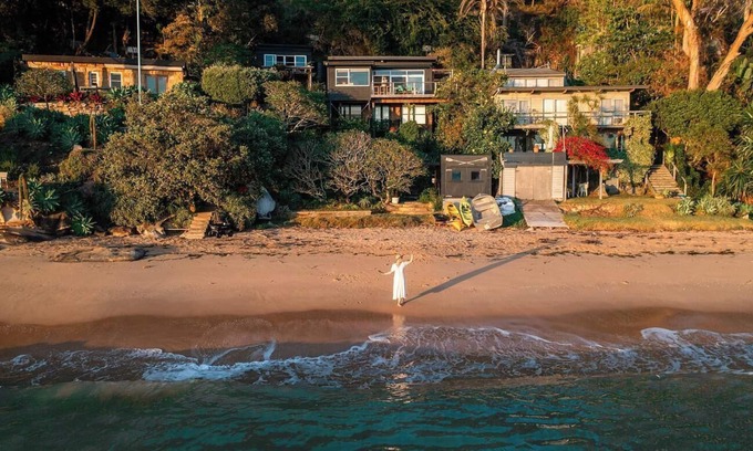 Great Mackerel Beach House | Beachfront Bliss - Mackerel Beach, right on the sand with spectacular views