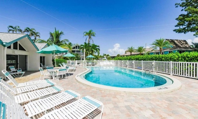 Holmes Beach Condo | Beachfront Complex! Heated Pool~Pool View! Updated