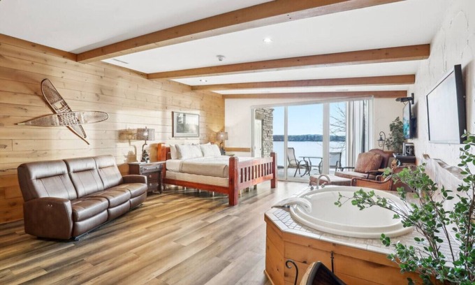 Lake Delton Condo | Beachfront Condo Retreat at Delton Grand