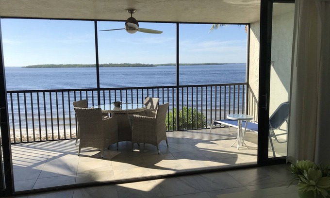 Punta Rassa Condo | Beachfront Condo at SanibelHarbour - Beachfront