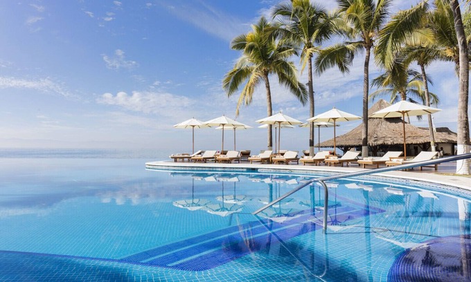 Flamingos Condo | Beachfront Condo at Krystal Grand Resort