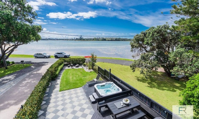 Bayswater House | Beachfront Executive Home in Bayswater