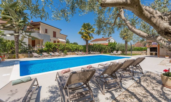 Gulici Apartment | Beachfront flat with 60m2 pool, BBQ, sun loungers, only 800 metres to the beach