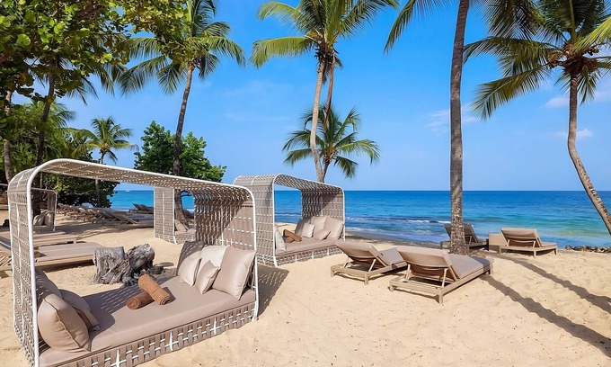 Morne Rouge House | Beachfront Hotel Near Magazine Beach! 4 Suites with Semi-Private Pool & Balcony!