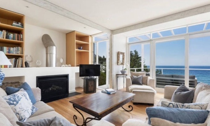 Sydney House | Beachfront house with direct access to Whale Beach!
