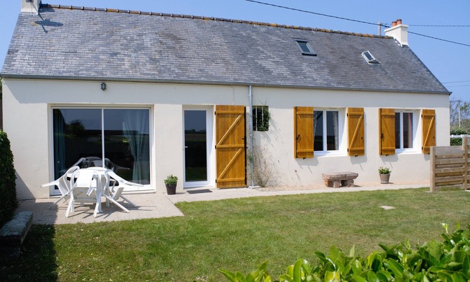 Plouescat House | Beachfront in Plouescat, renovated house at 100 Menfig beaches