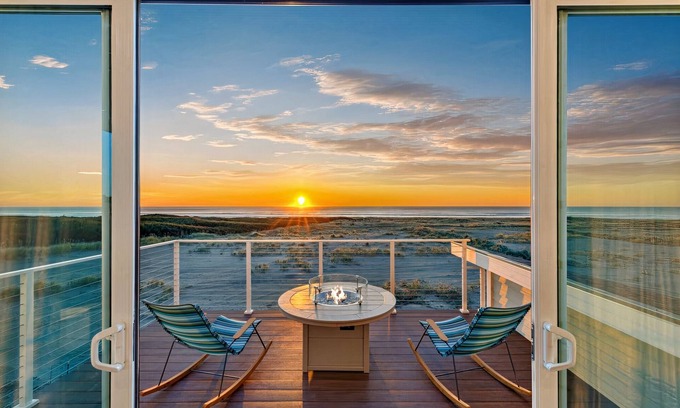 Cohassett Beach House | BEACHFRONT Luxe Hot Tub Game Room Sleeps 14 + Pet Friendly EV Charger