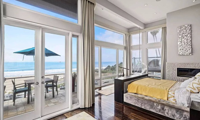 El Porto House | Beachfront Manhattan Beach Townhome on The Strand