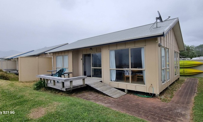 Kennedy Bay Apartment | BEACHFRONT Modern Holiday Rental at Kennedy Bay