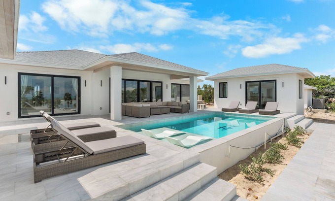 William's Town House | BEACHFRONT New Luxury Beach Home, Always Calm Beach on Lazy River Sand Bar.