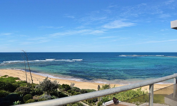 Blue Bay Apartment | Beachfront on Werrina, The Breakers