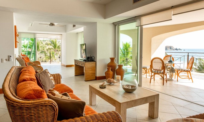 Ixtapa House | Beachfront Residence for the whole Family