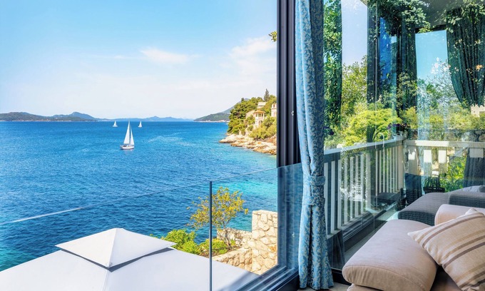 Lozica Apartment | Beachfront Royal Suite