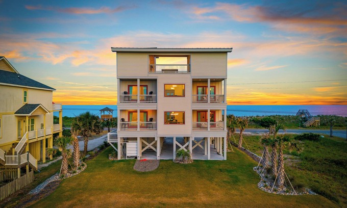 Sneads Ferry House | Beachfront Luxury/Rooftop Terrace/HotTub/6BR