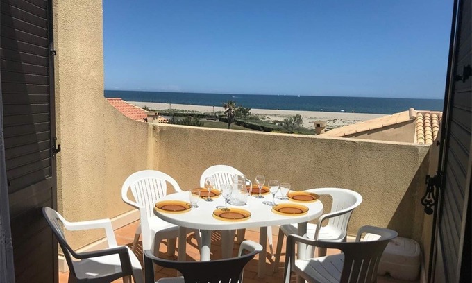 Port Leucate Villa | Beachfront Villa with Terrace, Parking, and 4 Single Beds - Sleeps 4