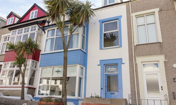 Rhosneigr Apartment | BEACHGETAWAY, pet friendly, with hot tub in Rhosneigr