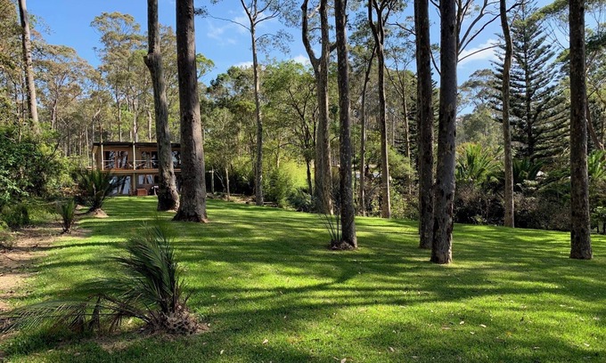 Lilli Pilli House | Beachgum: a cozy cabin on a wooded acre of beachfront with its own tennis court.
