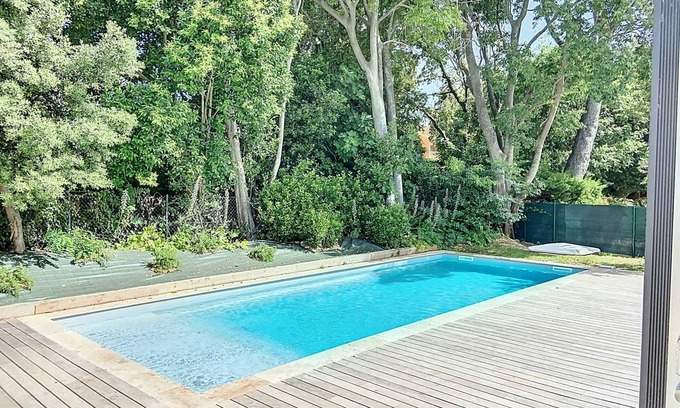 Les Lecques Apartment | Beachside Apartment with Terrace, Pool, and AC