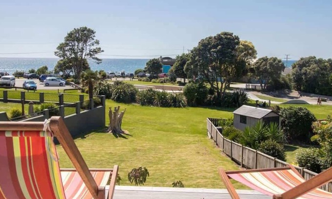 Oakura House | Beachside Aqua Vista Bach Oakura