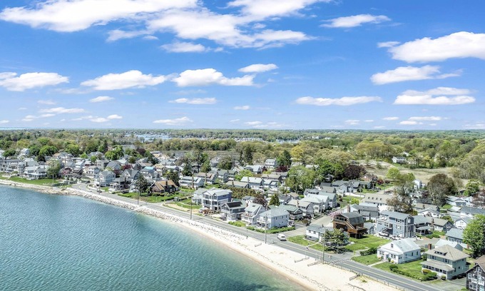 Stamford Cottage | Beachside Branford- walk to Beach, Grill