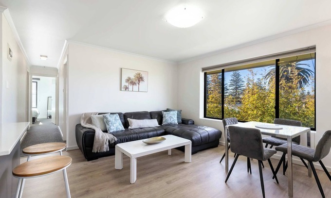 Glenelg South Apartment | Beachside Breakaway Glenelg South 200m to the Beach