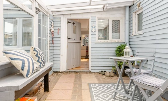 Irstead House | Beachside cottage dogs friendly 2 minutes walk to beach with hot tub* EV charger