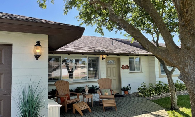 Daytona Beach House | Beachside Daytona Beach Shores 5 min walk to beach, restaurants and more!