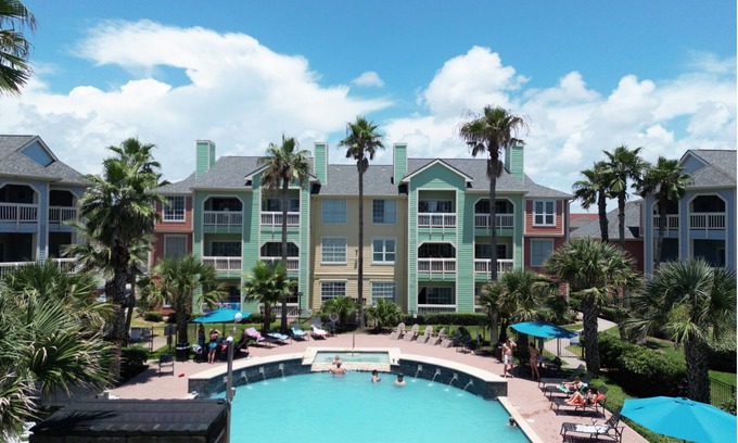 Galveston Condo | Beachside & Poolside - Sleeps 4 - Chic Décor- Sparkle Clean