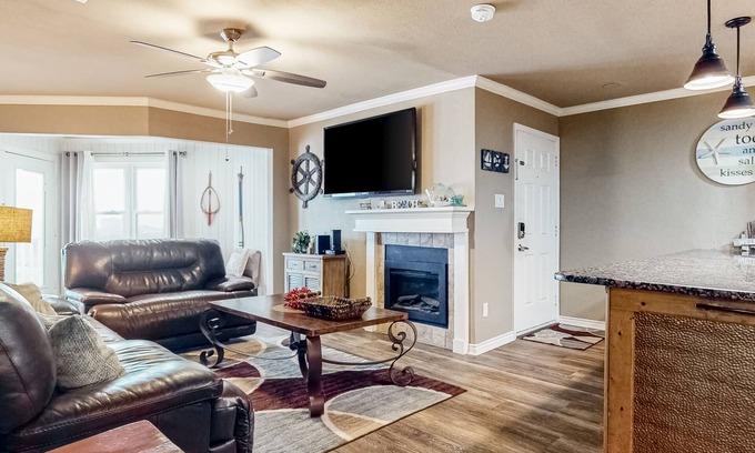 Port Aransas Condo | Beachside snowbird retreat with AC, W/D, lagoon pool & hot tub - dogs welcome