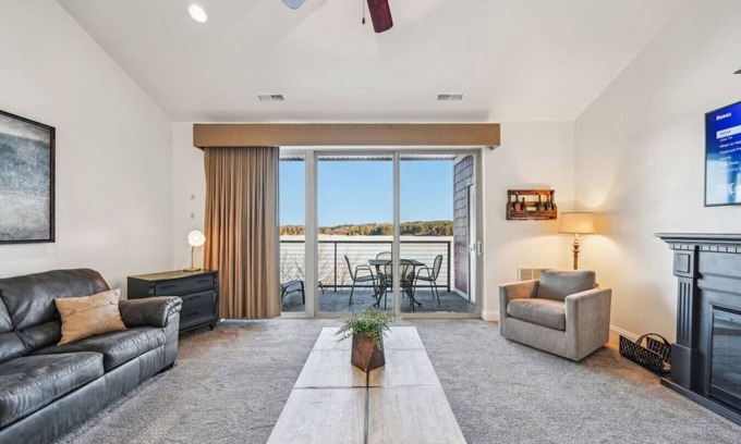 Lake Delton Condo | Beachview Twin #2 at Delton Grand (429)