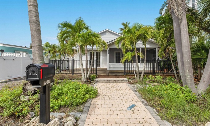 Bradenton Beach Cottage | Beachy Duplex Retreat: Pine Key & Pelican’s Nest!