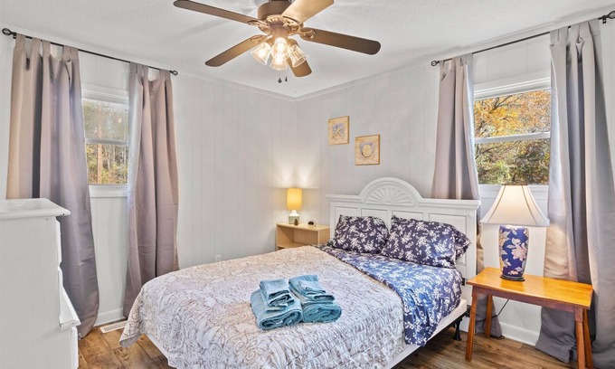 Wake County House | "Beachy" Getaway - Cozy and Secluded Lodge Home