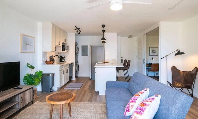 Waikiki Condo | Beachy Modern 2-Bedroom at Sun-Kissed Monte Vista