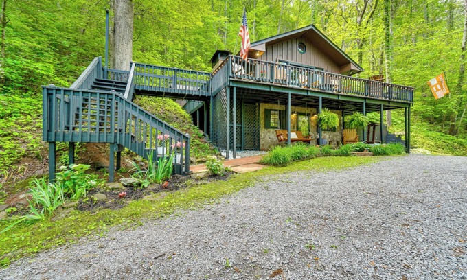 Townsend Cabin | 'Bear Acres Getaway' Cabin w/Deck in Townsend!
