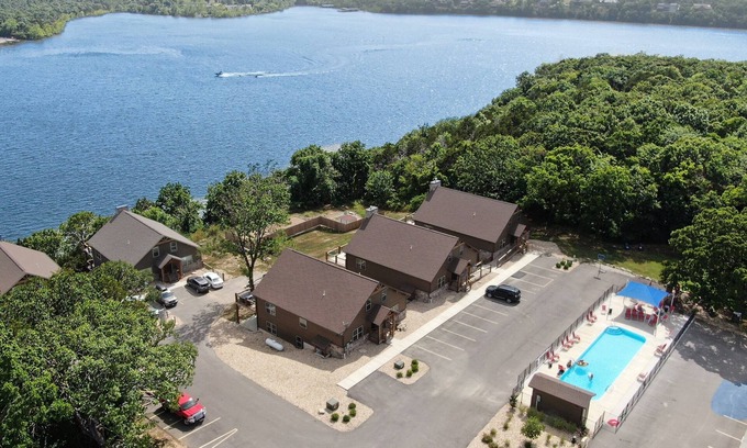 Lampe Cottage | “Bear Claw" - Cabin w/Bluff Lake View Near Branson w Pickleball Court!