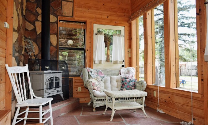 Red River Cabin | Bear Hugs - SECLUSION - Cozy Cottage - Free WiFi - Rustic Decor - Country Style