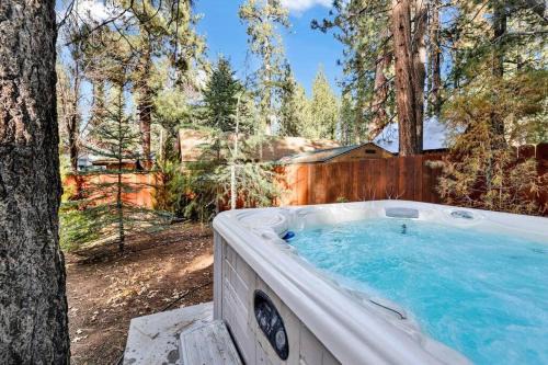 Big Bear Lake House | Bear Paw Cottage~ Hot Tub~ Resort Base Camp Cottage~