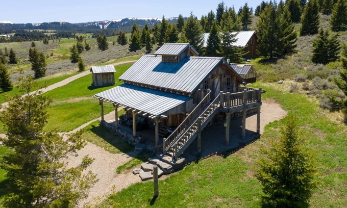 Ennis Cabin | Bear's Den on Firetower ranch