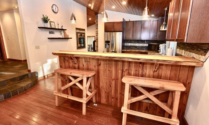 McCall House | Bearadise - Pet friendly - Walk to Downtown McCall - Hot Tub - WiFi - Sleeps 10