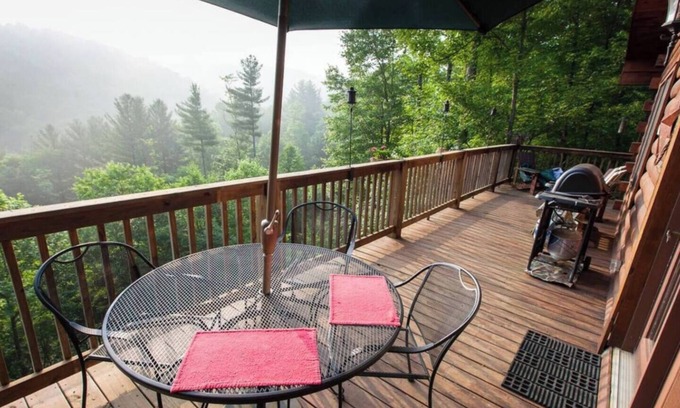 Boone Cabin | Bearfoot HideawayLog Cabin/HotTub/Mtn View/River