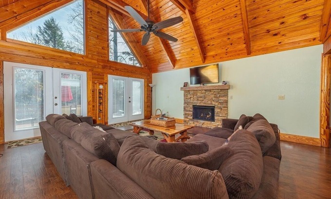 Lake Lure House | Bearfoot Lodge at Rumbling Bald