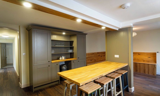 Ashbourne House | Beatrix Townhouse; games & bar for 6-8